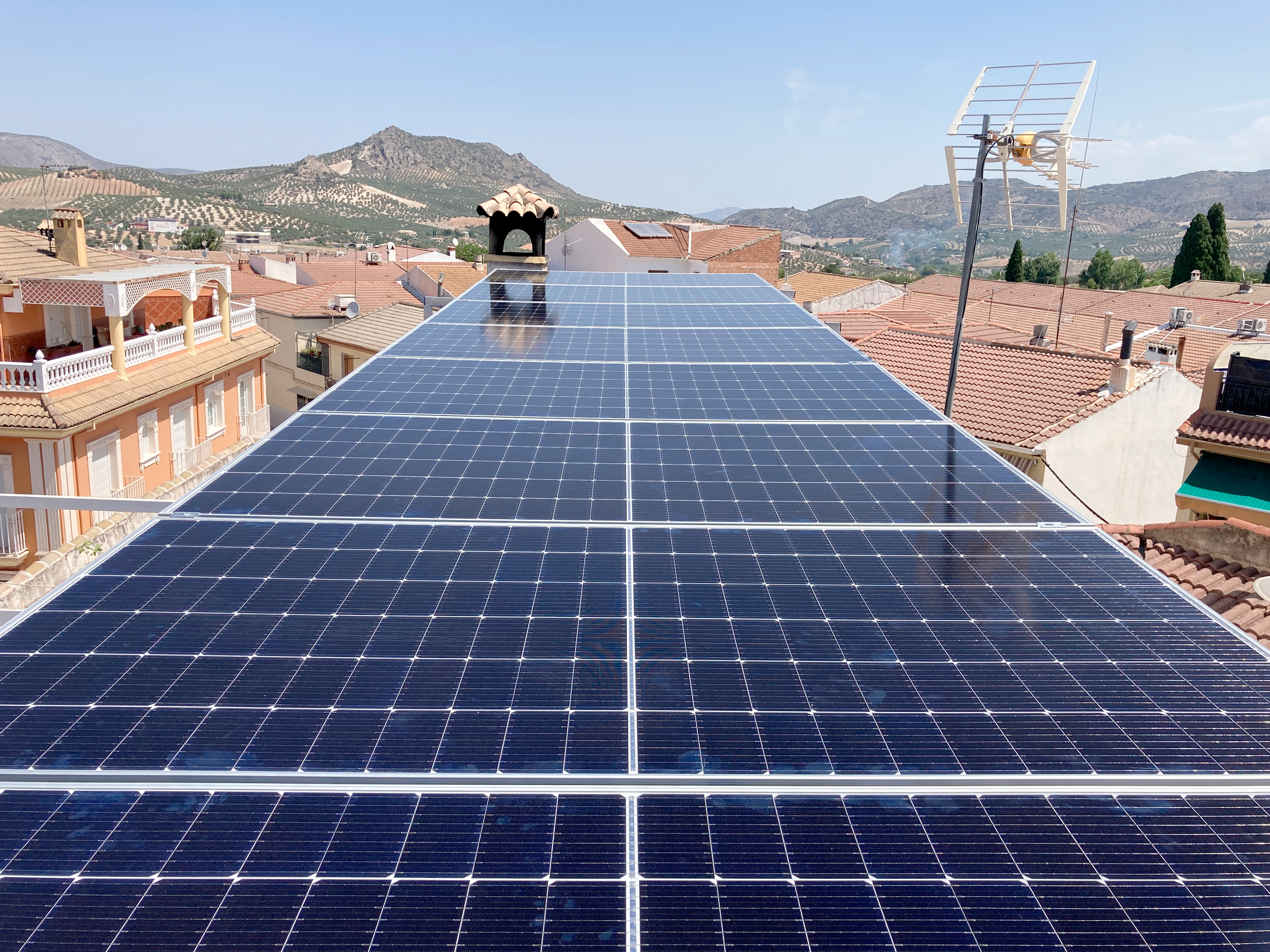 Instalación de paneles solares en Priego de Córdoba con estructura personalizada