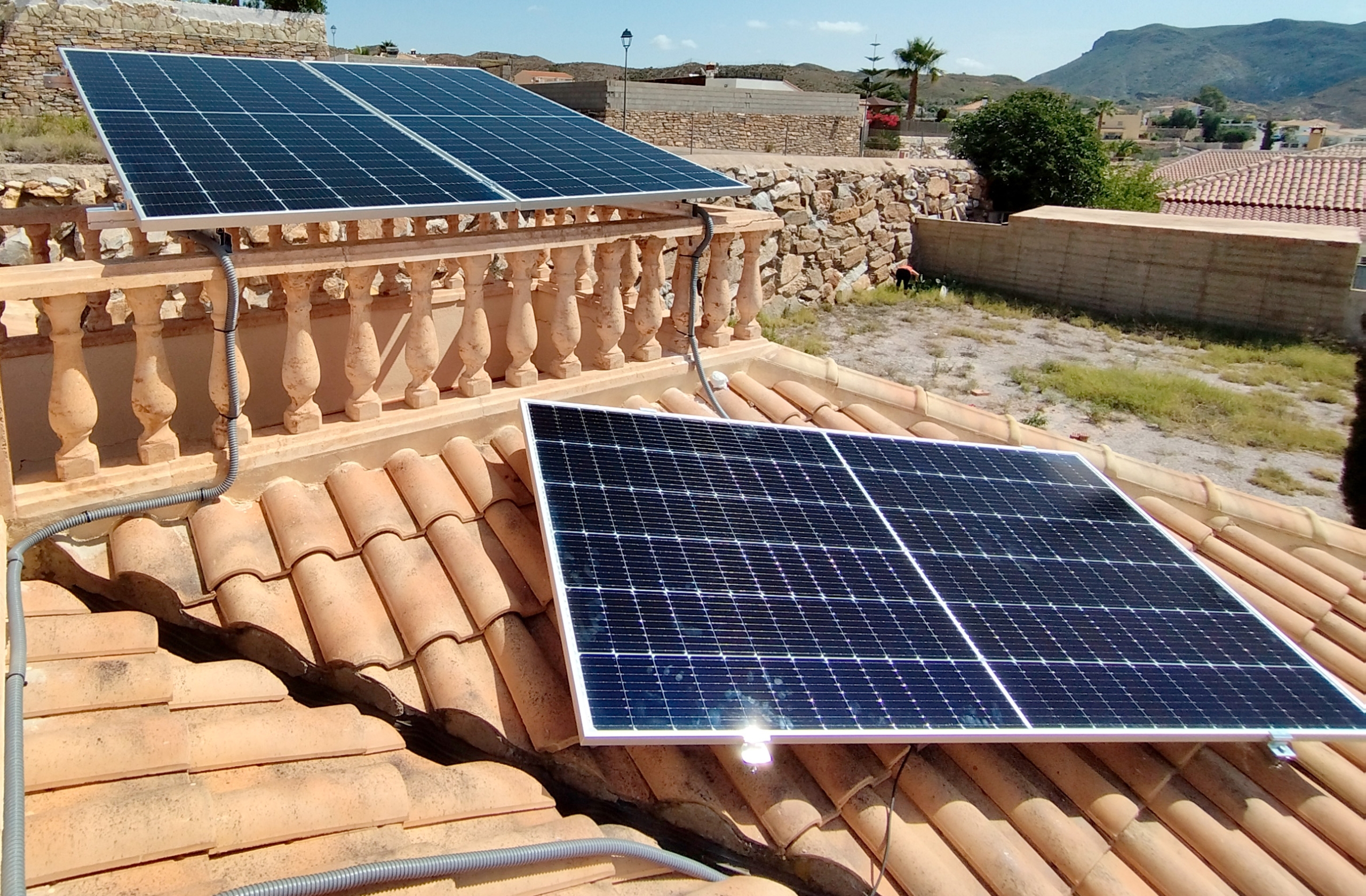 INSTALACIÓN DE PANELES EN ARBOLEAS (ALMERÍA)