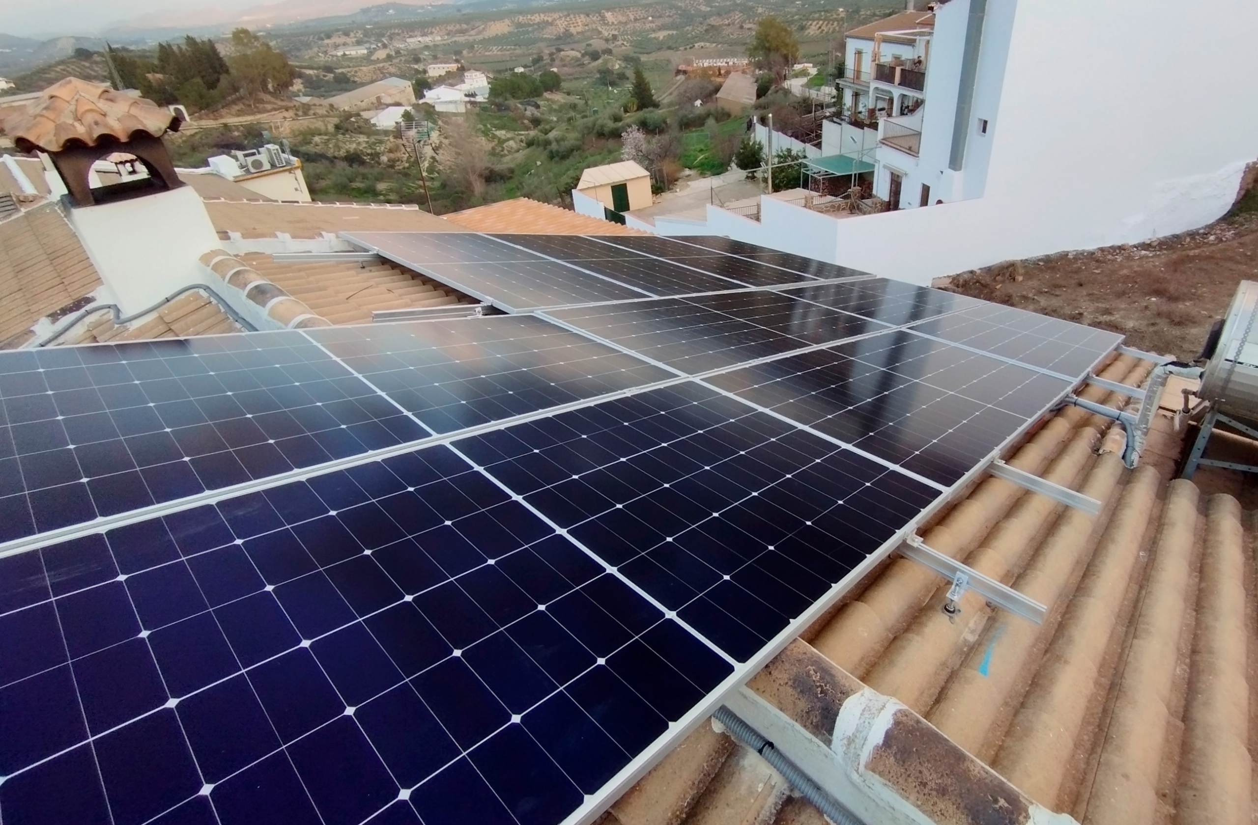 INSTALACIÓN PANELES EN CARCABUEY (CÓRDOBA)