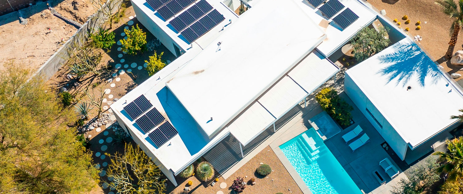 casa con piscina y placas solares
