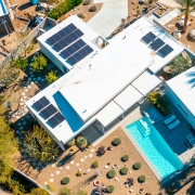 casa con piscina y placas solares