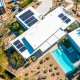 casa con piscina y placas solares
