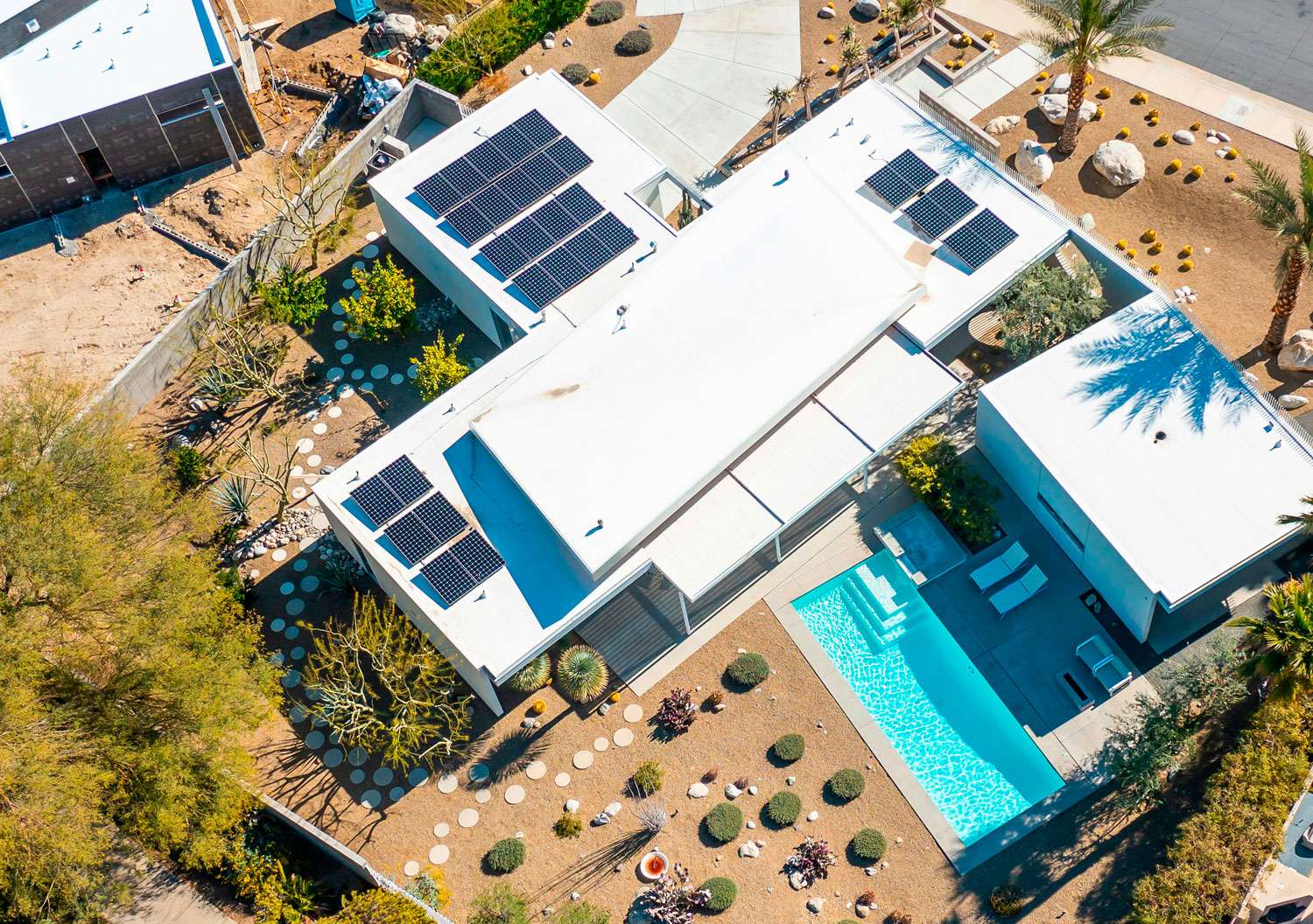 casa con piscina y placas solares