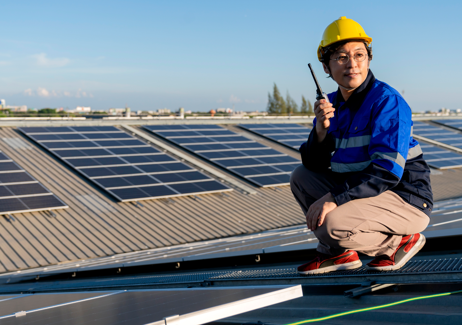 tecnico especialista en averias de placas solares